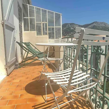 Les Terrasses, Charme Et Authenticite En Hyper Centre De Toulon, Ideal Pour Un Sejour Romantique Ou Escapade Urbaine